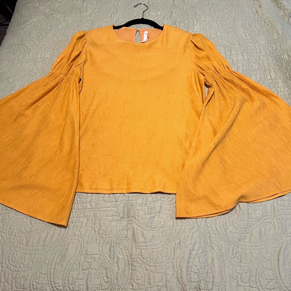 #618. La’Ven Gold Bell Sleeve Beautiful Blouse. Size Small -oversized.